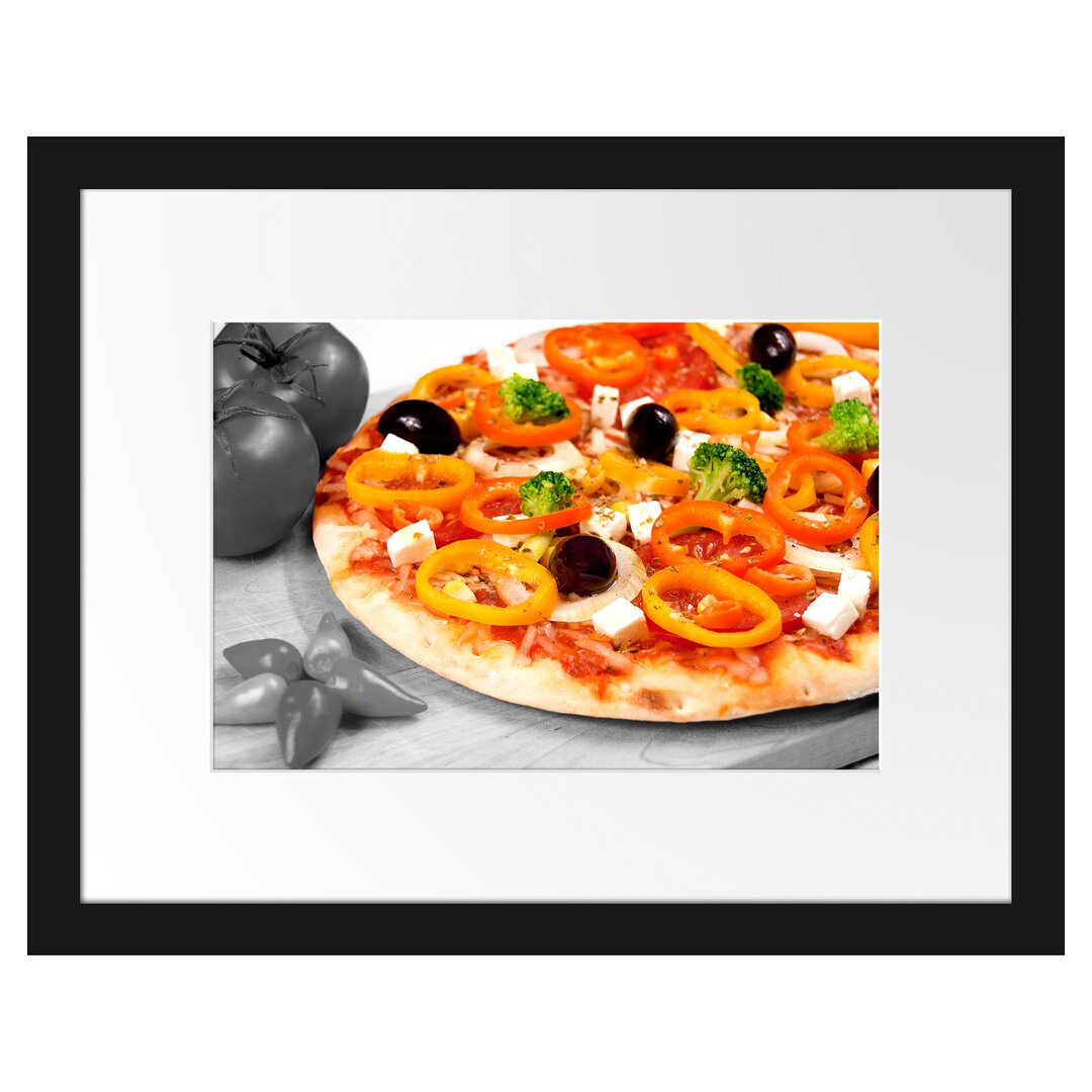 Gerahmtes Poster Pizza mit Oliven und Hirtenkäse