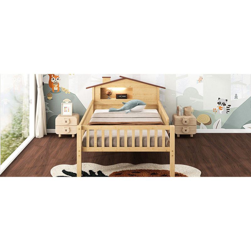 Lit simple avec tête de lit en forme de maison, rangement intégré et plateforme en bois de couleur rustique et naturelle