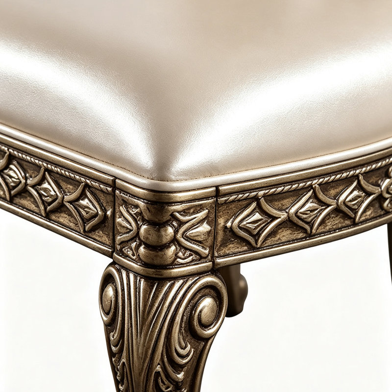 Chaise de salle à manger classique dorée à dossier haut, avec dossier sculpté et revêtement capitonné