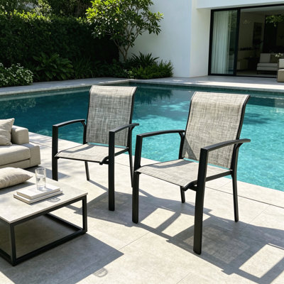 Ensemble de 6 chaises de salle à manger d'extérieur empilables, structure en métal noir résistant à la rouille avec chaises de patio respirantes en tissu textilène gris à séchage rapide pour le jardin au bord de la piscine