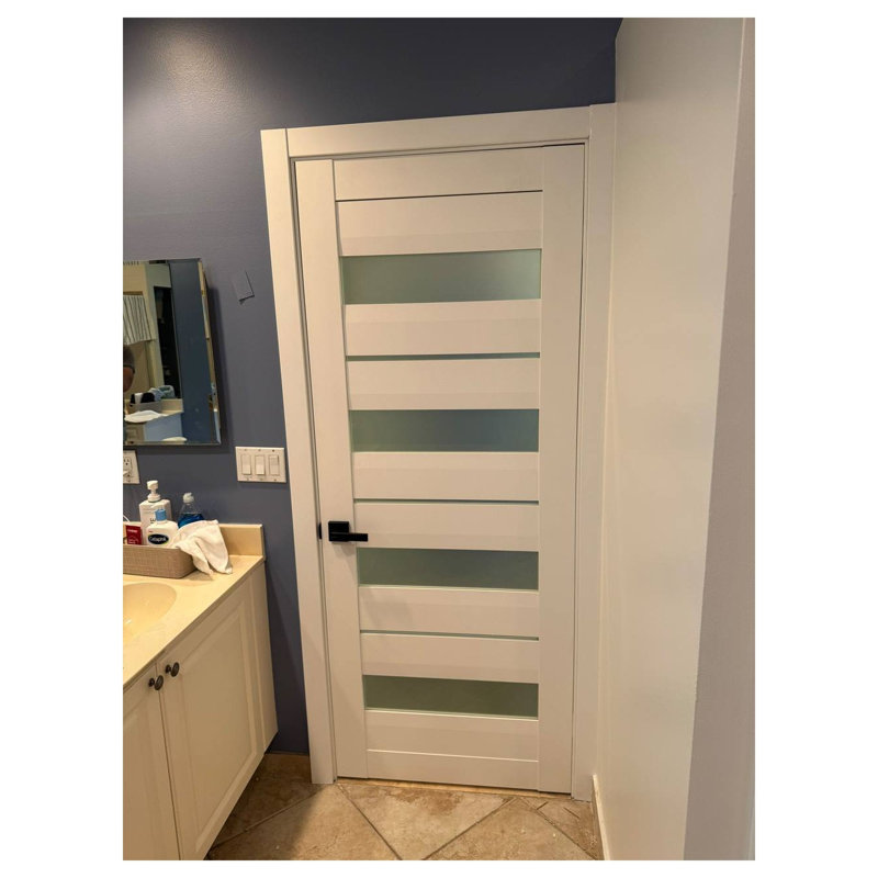 Porte-fenêtre intérieure pleine Veregio 7455 Blanc Soie avec vitrage dépoli, panneau simple, cadre et poignées inclus, idéal pour salle de bain ou chambre à coucher. Porte robuste.