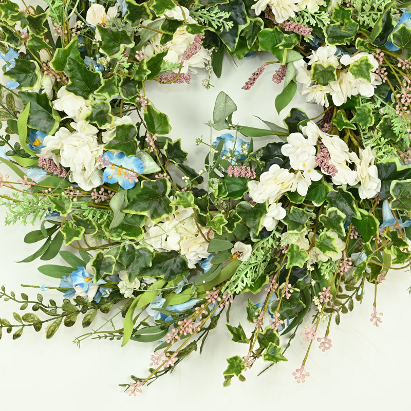 Couronne de porte artificielle 24 po avec fleurs de lierre et baies sauvages