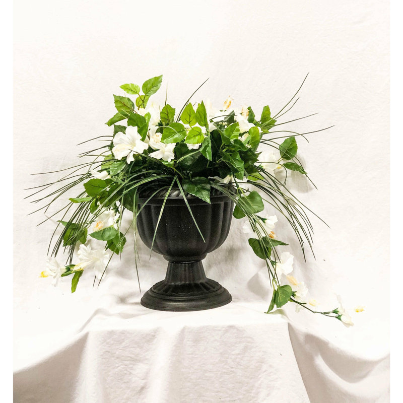 Arrangement floral d'hibiscus dans un vase, Blanc