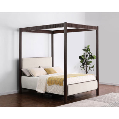 Lit à baldaquin brun rouille Eastern King, tête et pieds rembourrés beiges, structure ouverte en métal pour une chambre à coucher avec une saveur moderne
