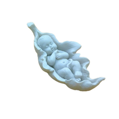 Ornements de bébé dormant dans une feuille