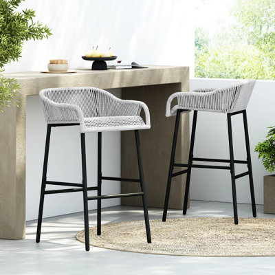 Tabouret de bar en corde grise pour piscine et jardin, 2 places assises confortables et élégantes pour se détendre à l'extérieur, base en métal noir, finition patio. Améliorez votre patio, votre espace piscine ou votre coin détente avec ce tabouret tressé élégant.