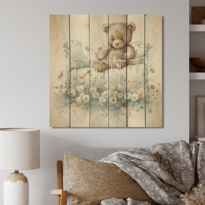 Ours en peluche dans un lit de bébé avec fleurs Roxana III - impression sans cadre sur bois
