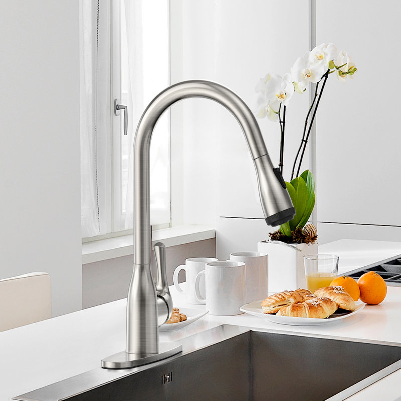 Robinet de cuisine rétractable à poignée simple avec accessoires