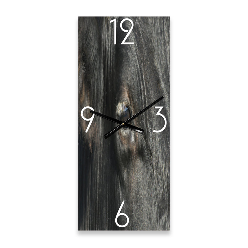 Vache qui broute dans la prairie Gros plan d'une horloge murale, Petit