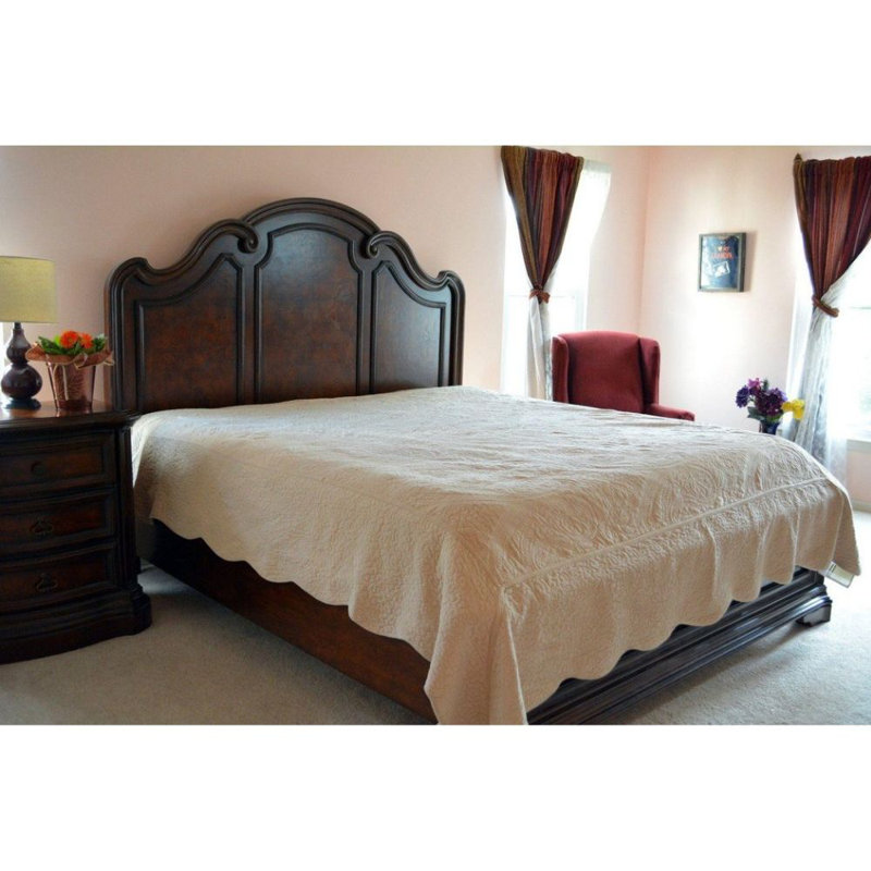 Coral Reef Farmhouse / Country Coverlet, Beige, Twin