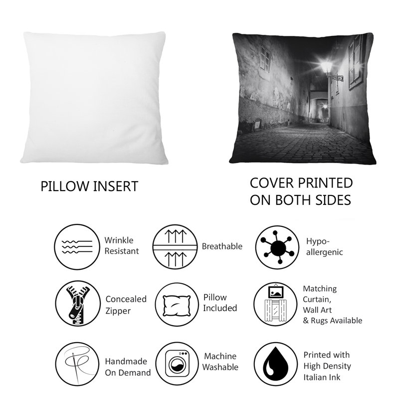 Coussin Mysterious Narrow City Alley
