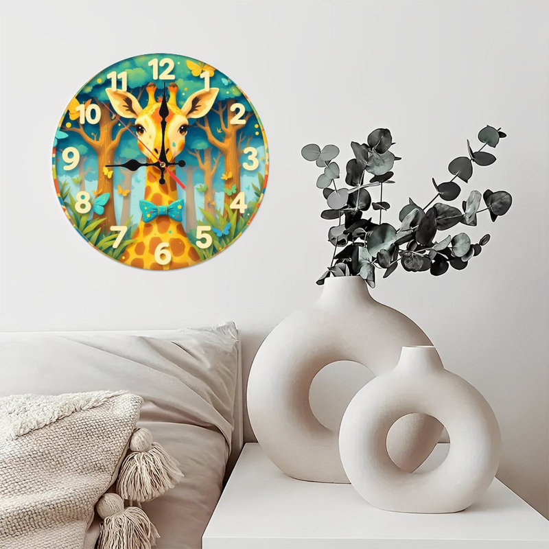 Mignonne horloge girafe dans une forêt avec papillons
