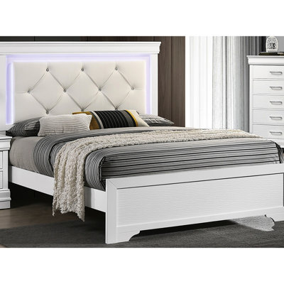Grand lit avec similicuir blanc, structure en bois massif, DEL intégrée et conception à boutons pour lit en cuir contemporain Retreat, texture unique