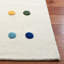 Tapis ivoire touffeté à la main à pois Iolo-385383469