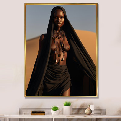 Femme tribale africaine sans grâce du désert