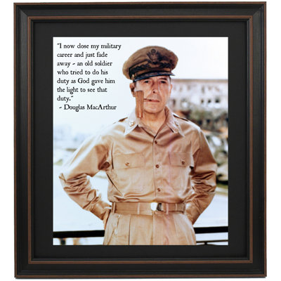 Portrait et citation de Douglas Macarther, «I Now Close My Military Career And Just Fade Away - An Old Soldier ...»