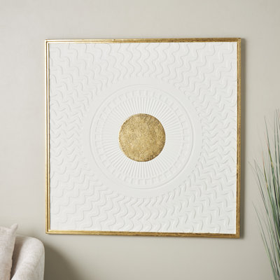 Décoration murale blanche en métal géométrique avec centre en feuille d'or et motifs ondulés