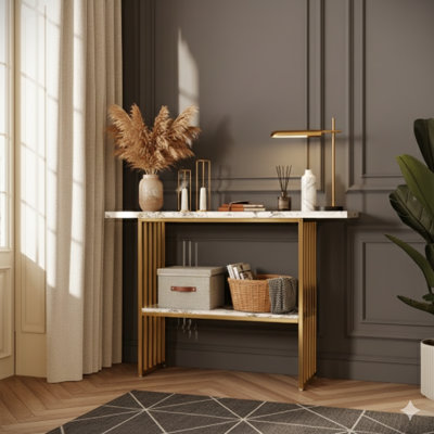 Console moderne avec une structure luxueuse en métal doré et une tablette de rangement chic. Une table d'entrée élégante pour le décor du salon.