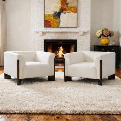 Fauteuil rembourré en chenille beige avec accoudoirs courbés et pieds en bois massif