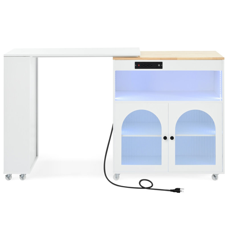Îlot de cuisine blanc avec lumières DEL, prises de courant, compartiment de rangement spacieux, lumières de largeur moyenne - prise, porte en verre cannelé, armoire,