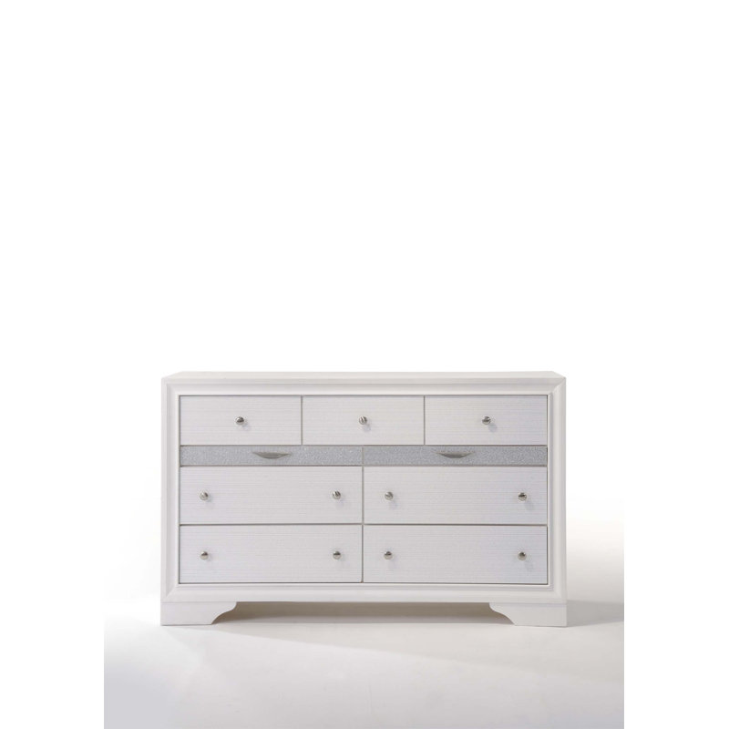 Commode Naima avec différentes tailles de tiroirs et une élégante finition texturée blanche pour les chambres à coucher modernes