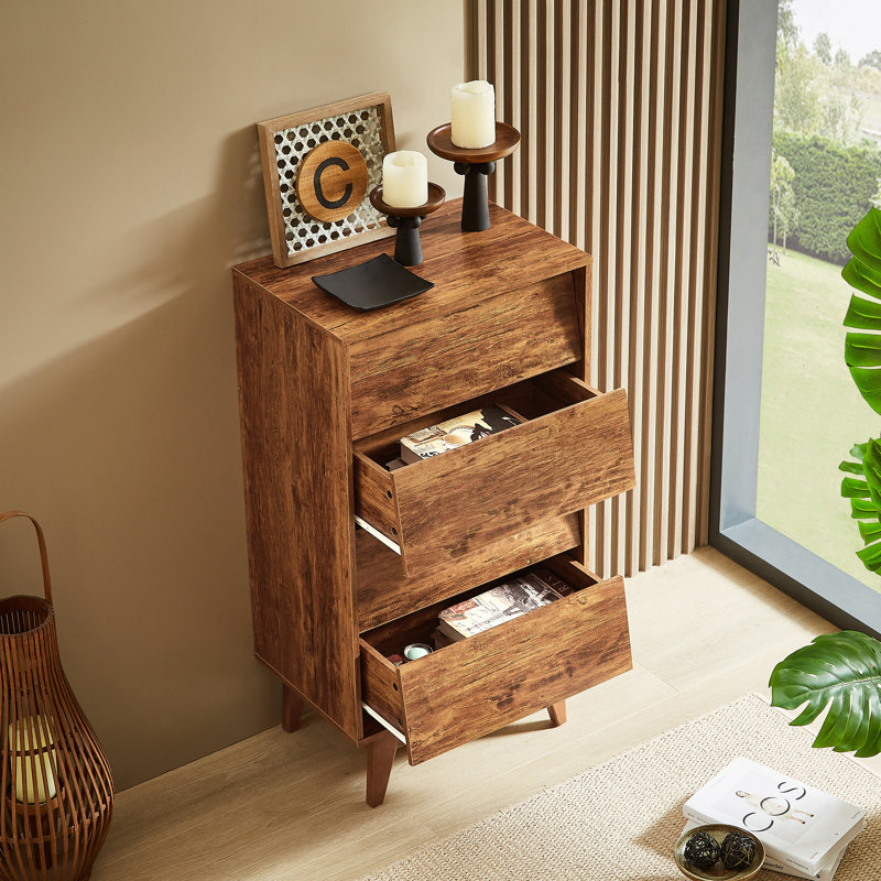 La commode double à 4 tiroirs présente un style rétro et un design biseauté, Brun