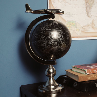 Avion sur le globe