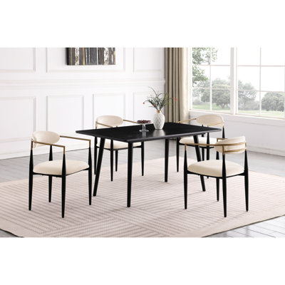 Ensemble repas pour quatre personnes