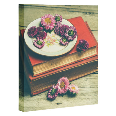 Vieux livres et asters par Olivia St Claire - impression sur toile tendue