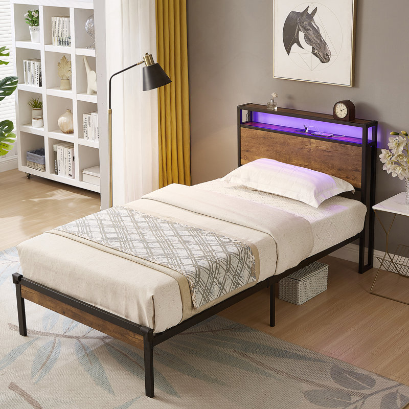 Base de lit plateforme en métal avec tête de lit et pied de lit en bois avec port USB, lumières DEL, pas de sommier, grand rangement sous le lit, assemblage facile