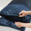 2 taies d'oreiller de luxe standard 100% satin de minuit bleu, texture lisse, extrémité ouverte, réduire la casse, sensation soyeuse, douceur sur les cheveux, -