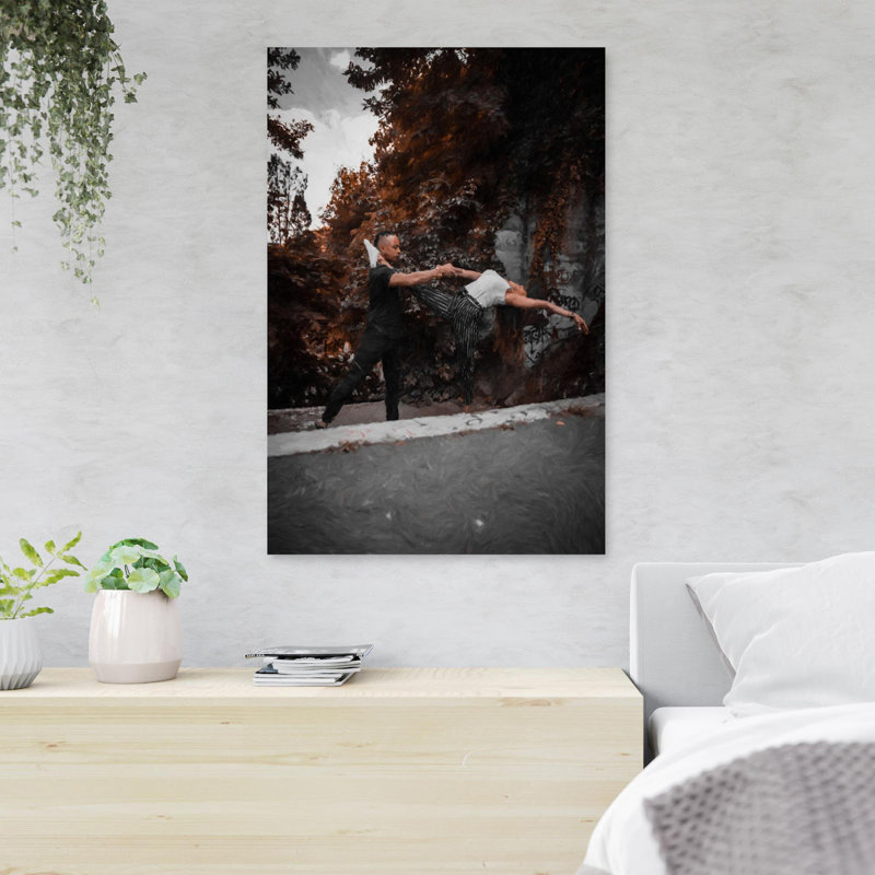 «Man In Black suit suiting» sur fond blanc, H 36 po x l 24 po