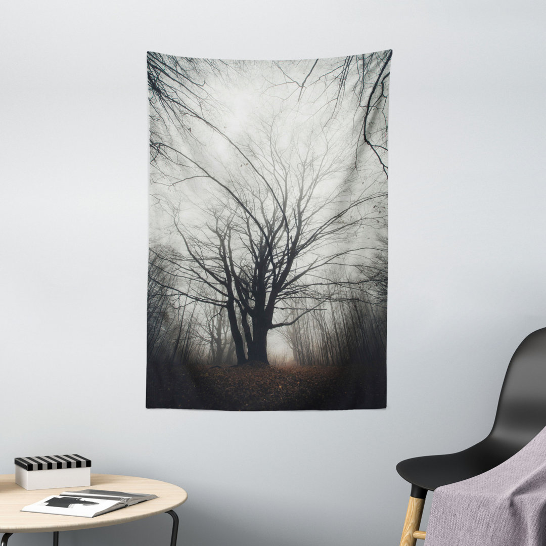 Wandteppich Baum in Dark Haunted Foggy Mist Mysterious Forest