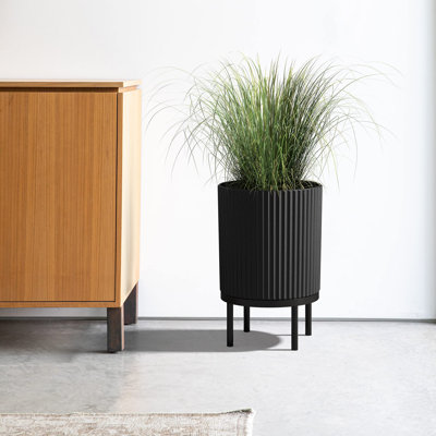 Pot à fleurs rond en plastique et en béton avec support