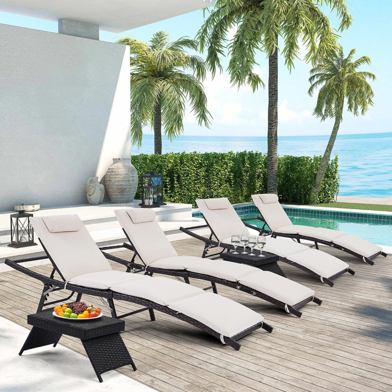 Ensemble de 4 chaises longues de patio avec coussins amovibles et deux tables
