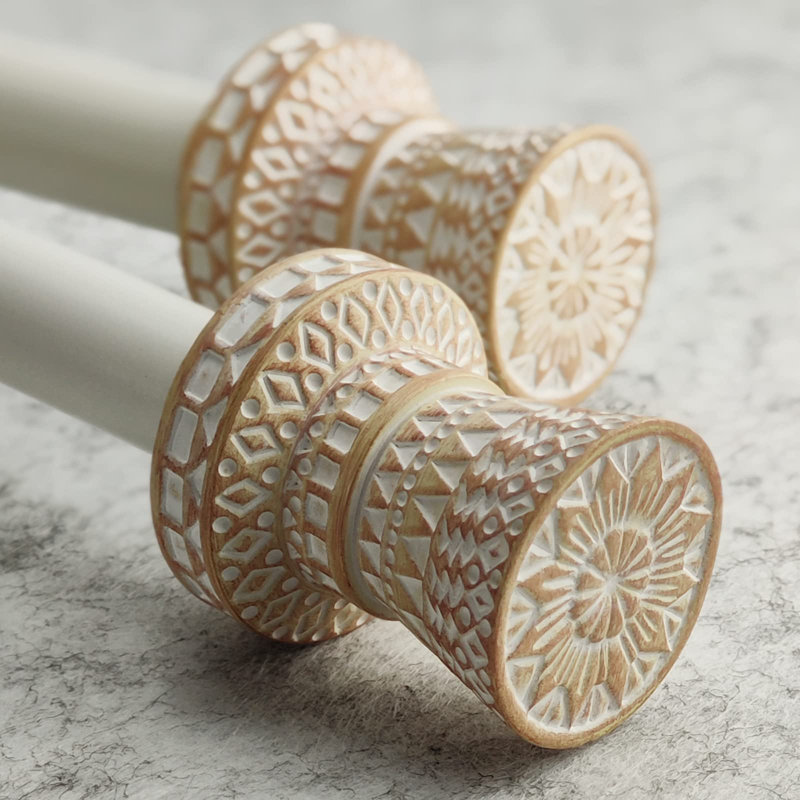 Ensemble de tringle à rideaux simple de style moderne boho avec fleuron rond sculpté, 72 à 144 pouces, tringle à rideaux simple blanche standard pour 1 paquet, 1 pouce de diamètre, longueur réglable