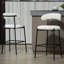 Tabourets de bar de 26 po de hauteur comptoir avec tissu en peluche, base thermolaquée noire et repose-pieds confortable pour les cuisines modernes, tabouret de bar-126118528