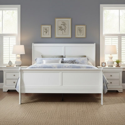 Classic Sleigh Bed with Elegant Curved Design