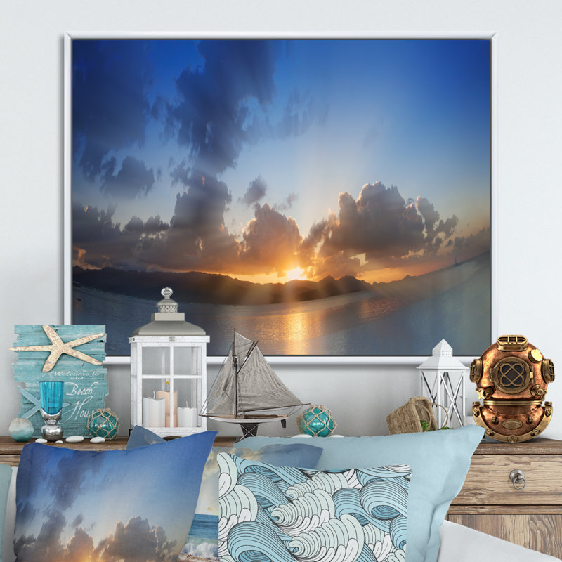 Dramatic Tropical Beach Sunset II - peinture sur toile, H 24 po x l 36 po x P 1 po, Cadre flottant blanc