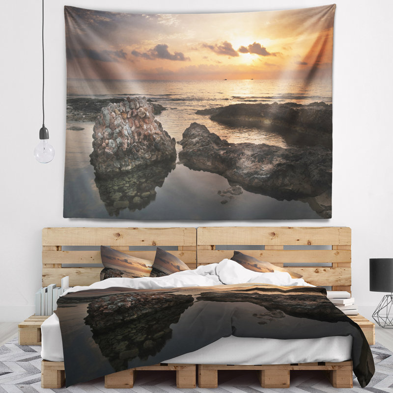 Tapisserie sombre plage d'Afrique avec ruines antiques, H 32 po x l 39 po