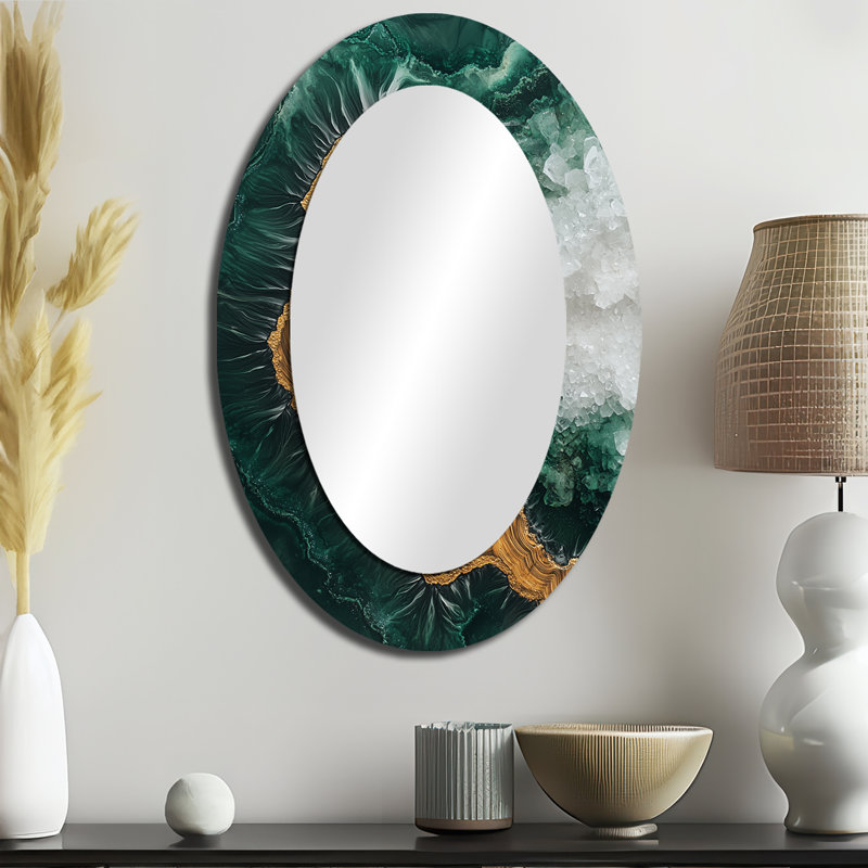 Chemin forestier audacieux le long de la riviÃ¨re Ã‰meraude IV - Miroir mural ovale traditionnel dorÃ©, 36 po x 24 po