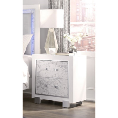Table de chevet spacieuse en marbre blanc avec style décoratif