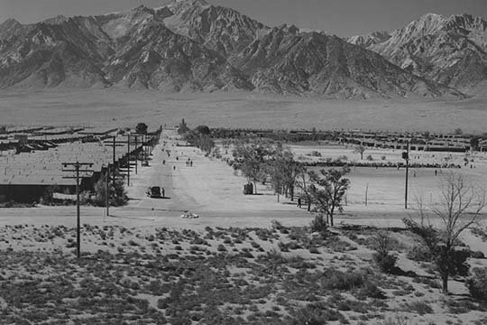 « manzanar relocation center from tour » par ansel adams, reproduction de photo, H 28 po x l 42 po