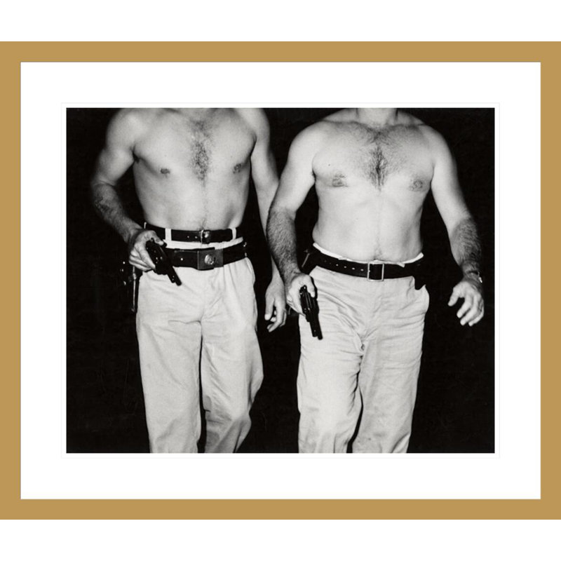 [Deux agents de police qui ont plongé dans la rivière Hudson pour sauver Donna Landon à New York] par Weegee - Impression numérique sur toile