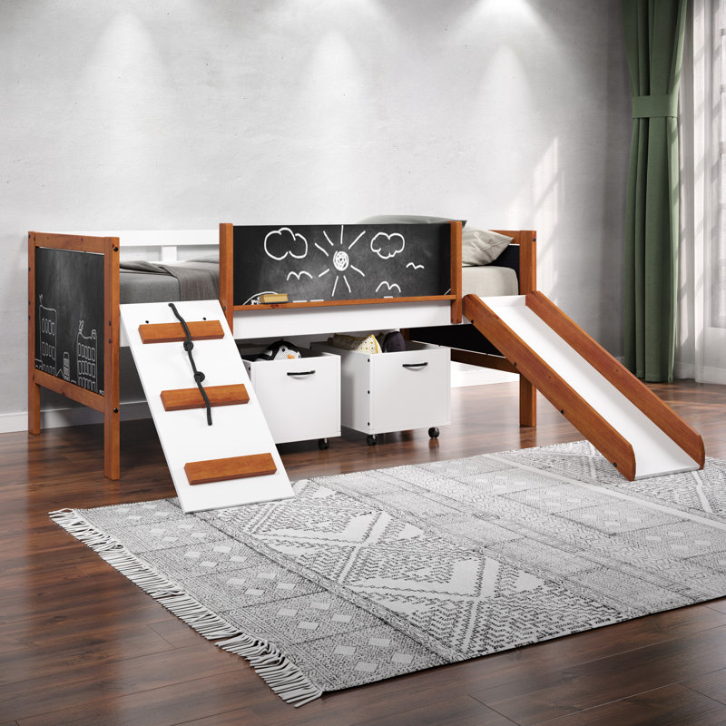 Lit mezzanine simple avec panneaux coulissants et tableau noir, conception en chêne cerisier blanc, fixe pour accès, système à 13 lattes, structure en bois, encourage la créativité, zone de sommeil confortable dans le tableau noir,
