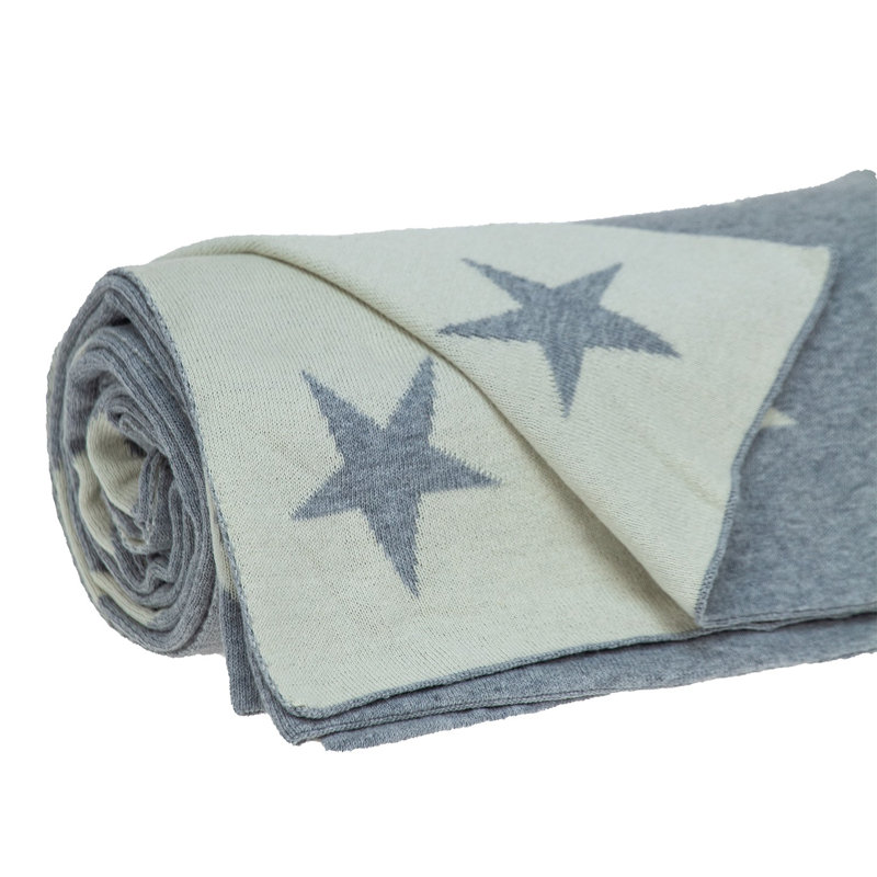 Jeté en tricot gris transitionnel
