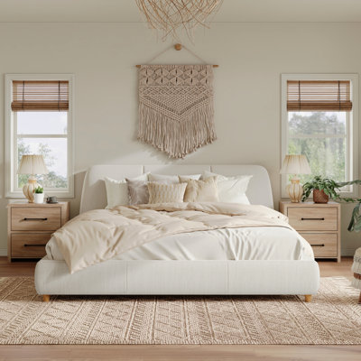 Très grand lit moderne très grand en blanc avec revêtement en tissu de lin, pieds en bois massif stables, cadre amélioré et 12 lattes de bois franc pour un support fiable. Structure en coton et métal robuste