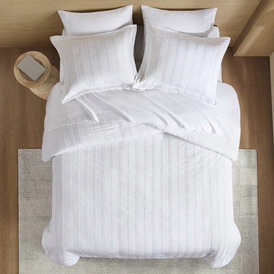 Couette 3 pièces pour grand lit avec un motif à rayures épuré et un motif confortable, des taies décoratives enveloppantes, une fonction de boulochage