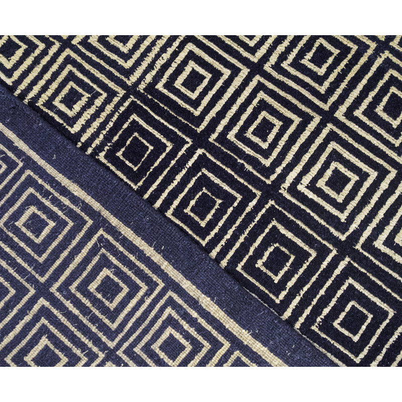 Tapis bleu marine noué à la main de haute qualité