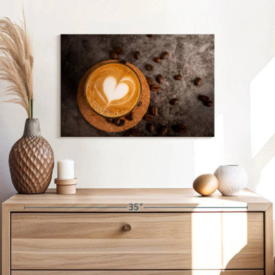 Yarlin au cœur sur un café au lait